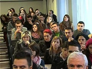 ALBIN KURTI NE TIRANE LEKSIONE DEMOKRACIE PERPARA STUDENTEVE SHQIPTARE LAJM