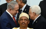 COP21 : Un « photobomb » historique la poignée de mains de Netanyahu et Abbas par le président des Comores