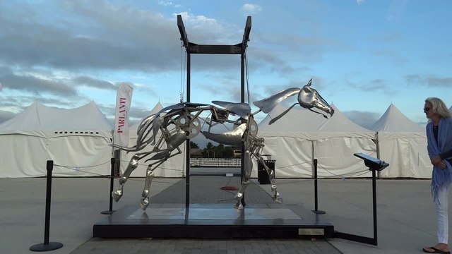 L'étrange et hypnotique Sculpture en Acier d'un Cheval au galop