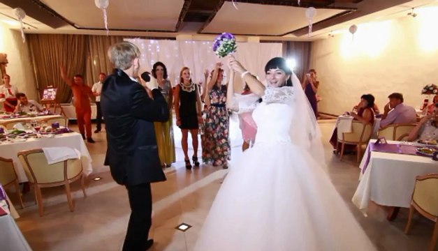 Девушка поймала букет невесты, и парень сделал ей предложение на свадьбе!