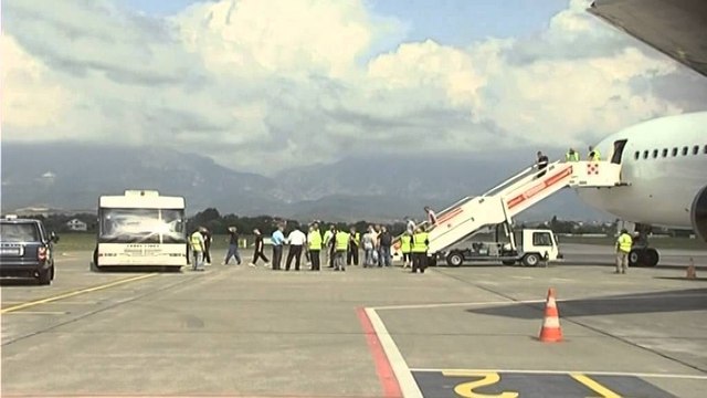 GJERMANIA VIJON KTHIMIN MASIV TE SHQIPTAREVE ME AVIONE NE AEROPORTIN E RINASIT LAJM