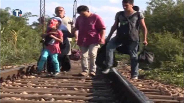 KOMISIONERI HAHN NE SERBI VIZITON NJE QENDER PER PRITJEN E EMIGRANTEVE BASHKE ME VUÇIÇ LAJM
