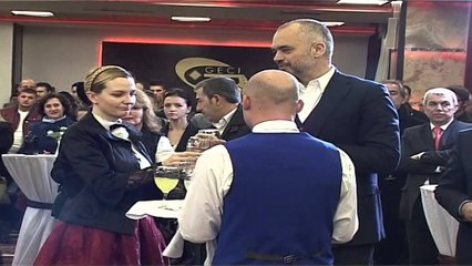 MESILA DODA LARGOHET NGA PD,AKUZON DREJTUESIT E PARTISE PER KLIENTELIZEM LAJM