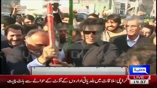 Kaptaan Leading from the Front Picks Broom for Cleanliness Drive in Peshawar - Video Dailymotion