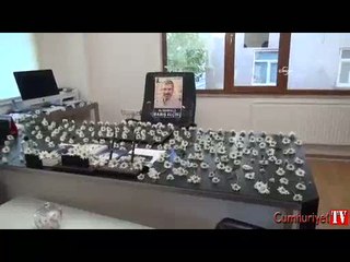Tahir Elçi’nin masası çiçeklerle donatıldı