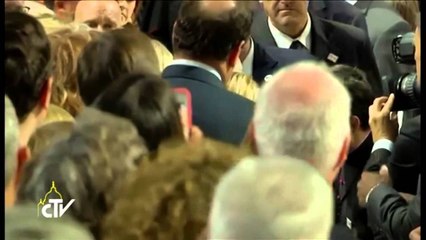 PAPA TAKON VIKTIMAT E ABUZIMIT SEKSUAL TE PRIFTERINJVE AMERIKANE ME TE MITUR LAJM