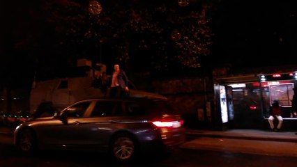 Un homme ivre monte sur un véhicule militaire à Bruxelles