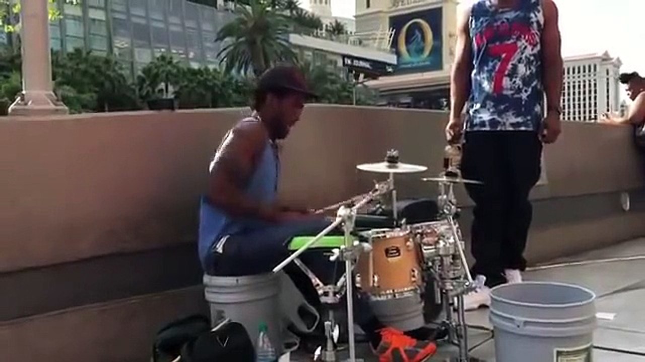 Ce batteur de rue joue See You Again de Wiz Khalifa et Charlie Puth... Génie de la batterie