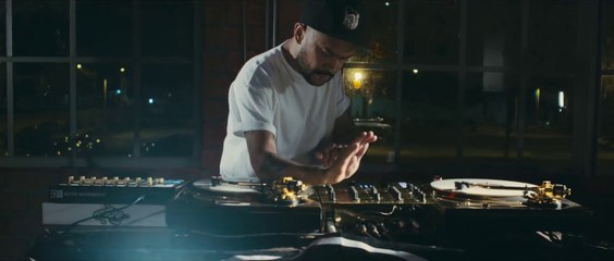 Un DJ énorme se lance dans une routine de DJing exceptionnelle!