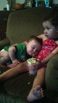 Un bébé confond les nouilles avec le bras de sa soeur... Coup de dent!