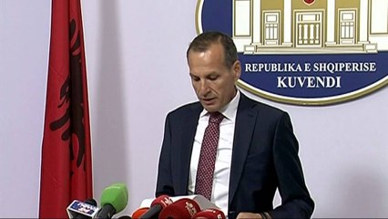 Descargar video: DEPUTETI I LSI AGRON ÇELA PADIT DRITAN PRIFTIN,KA BASHKEPUNUAR ME KASTRIOT ISMAILAJN LAJM