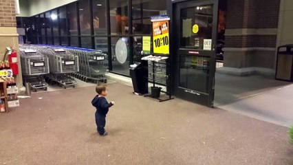 下载视频: Niño y el fascinante mundo de las puertas que se abren solas