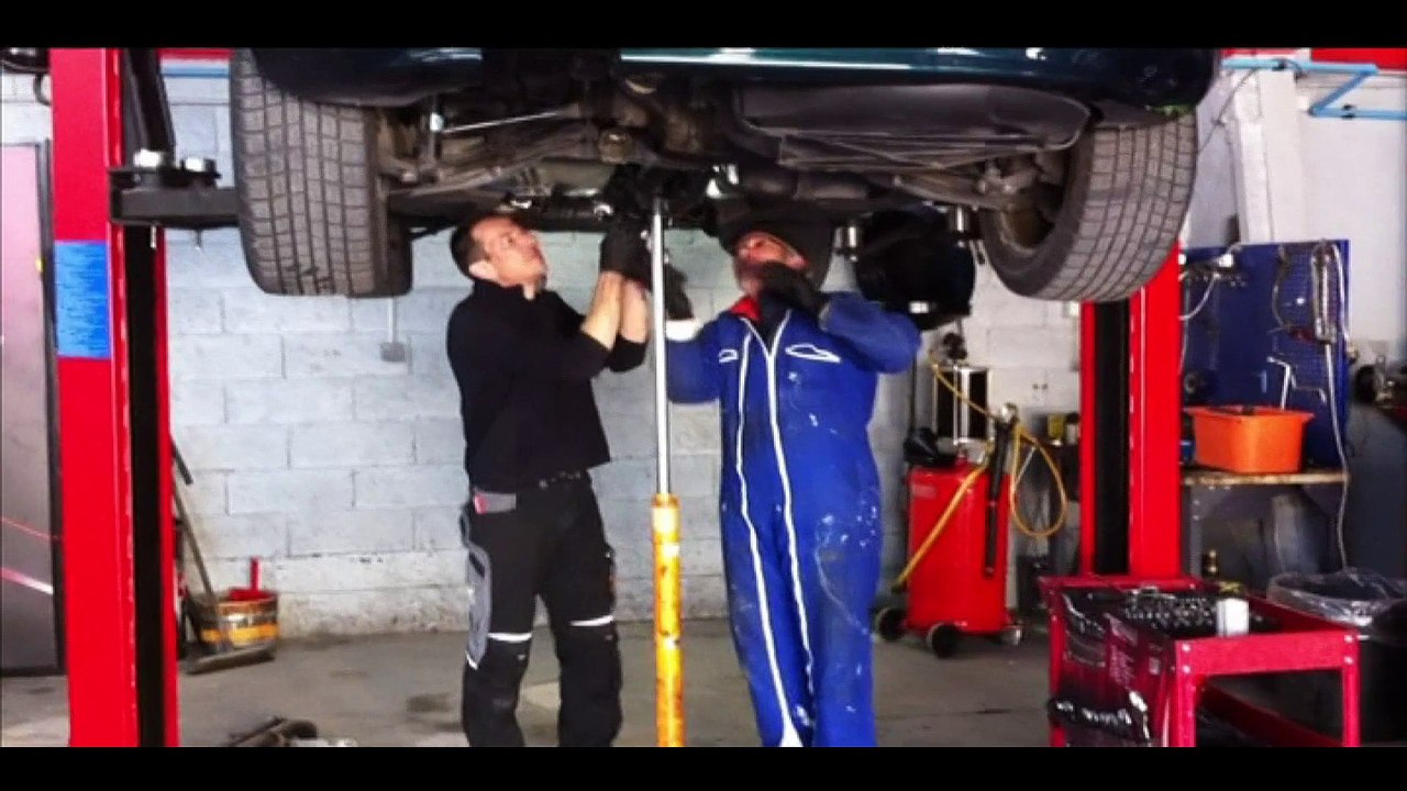 Marseille: et si vous répariez votre voiture dans un garage autoparticipatif?