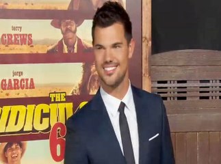 Exclu Vidéo : Taylor Lautner reste classe malgré un rôle bien grotesque dans “The Ridiculous 6 “
