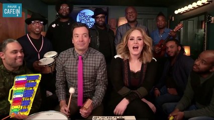 Adele chante 'Hello' avec des instruments pour enfants
