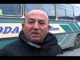 TRANSPORTI I ARSIMTAREVE AUTOBUSET NE GREVE MESUESIT MBETEN NE KEMBE NE ELBASAN LAJM