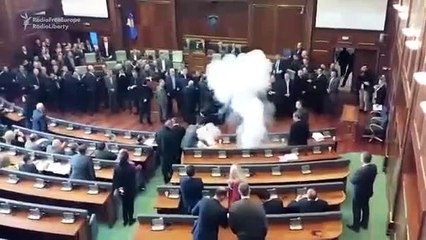 Trois députés kosovars lancent du gaz lacrymogène dans le Parlement