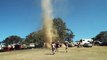 Des tarés se jettent dans une tornade de sable pendant un festival de musique électronique en Australie