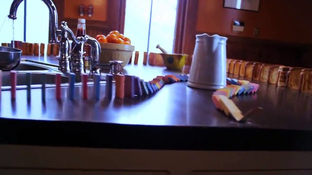 Bluffant : Un enchainement de dominos parcourt une maison