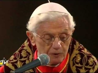 PASHKET KATOLIKE PAPA BENEDIKTI XVI UDHEHEQ CEREMONINE RRUGA E KRYQIT LAJM