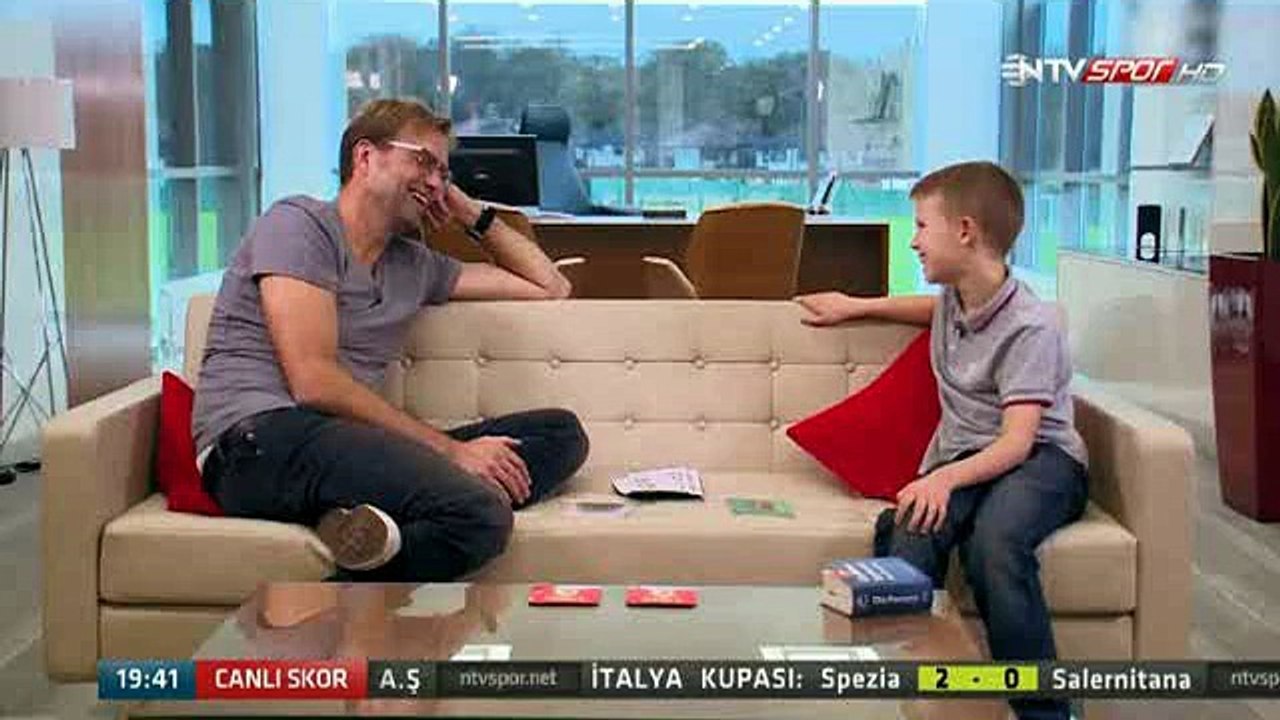 Ufaklık Jürgen Klopp'a Liverpool'da konuşulan  İngilizceyi öğretiyor