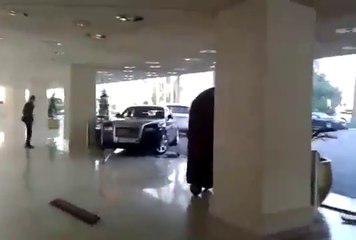 Un automobiliste fonce dans une Rolls-Royce (Qatar)