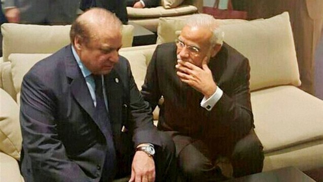 Narendra Modi Meets Nawaz Sharif - What Modi is whispering is nawaz sharif ears??