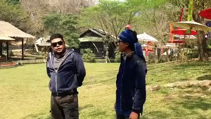 Un éléphant vient à la rescousse de son soigneur