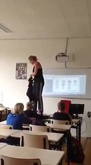 Une prof de bio se déshabille en cours