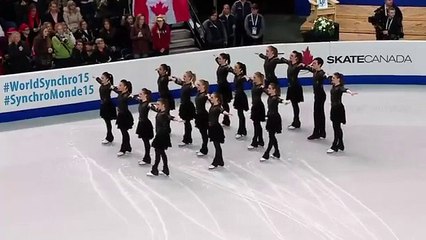 Elles patinent au centre de la glace, lorsque la musique commence, personne ne s'attend à ça!