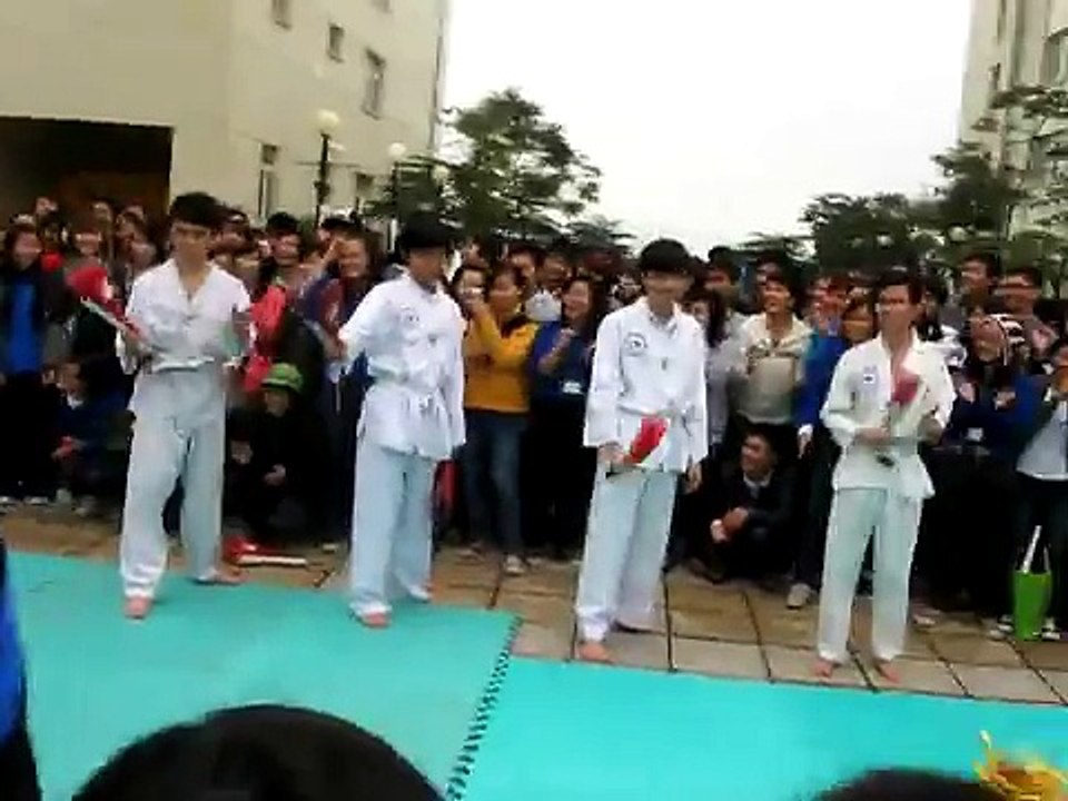 CBl Taekwondo ĐH Thăng Long thứ 4  15-12-2010 - MVI 3053