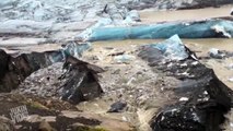 Un Iceberg emerge sotto gli occhi di spettatori increduli