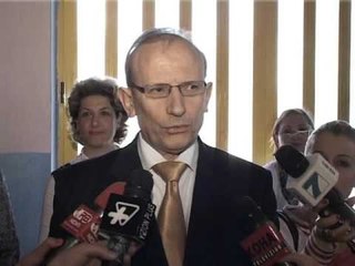 LENDET FETARE NE SHKOLLA MINISTRI I ARSIMIT I HAPUR PER TE DISKUTUAR OPSIONET LAJM