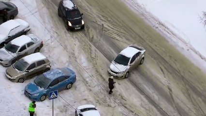 Автобогиня заехала в магазин за тортиком. Пипец