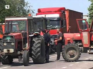 PROTESTA E FERMEREVE BLLOKOJNE RRUGET ME TRAKTORE DUAN SUBVENCIONE LAJM