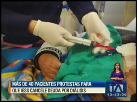 Más de 40 pacientes protestan para que el IESS cancele deudas