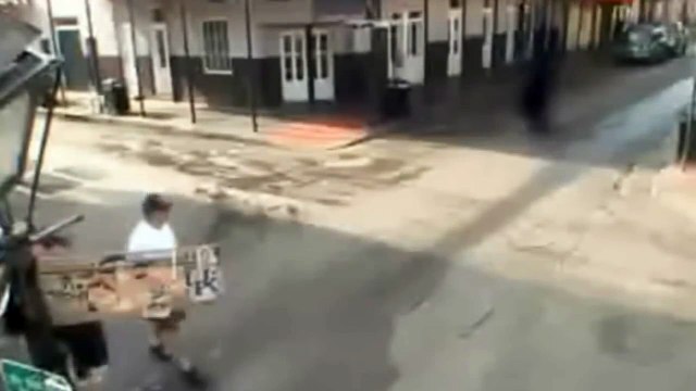 УЖАС. Гигантское НЕЧТО появилось в центре города и напугало людей