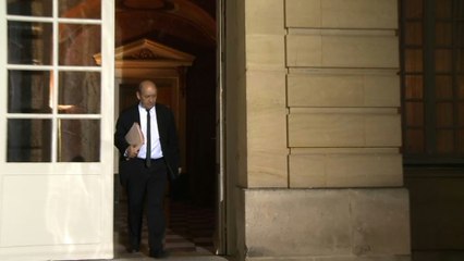 Face aux premières critiques, Valls défend l'état d'urgence