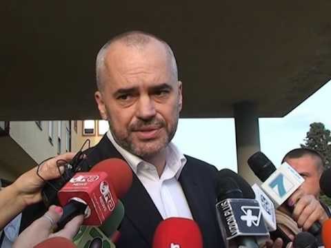 POLITIKA NGUSHELLON PRESIDENTI BAMIR TOPI DHE EDI RAMA NE SPITALIN USHTARAK LAJM