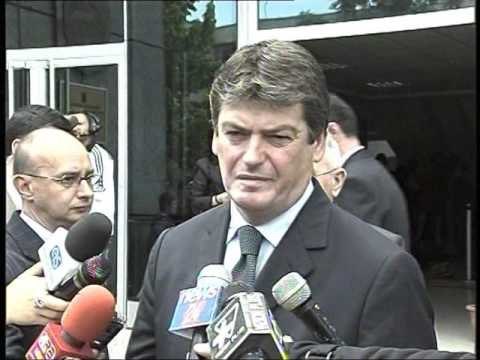 PRESIDENTI NE ELBASAN MERR PJESE NE HOMAZHET E VIKTIMAVE TE TRAGJEDISE LAJM