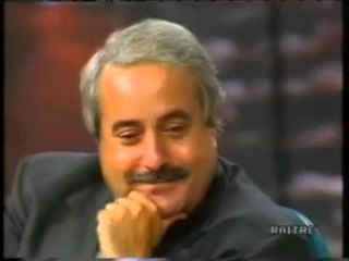 PERKUJTOHET FALKONE 20 VJETORI I MASKARES SE KAPAÇIT KU U GODIT DREJTESIA LAJM