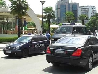 ALARM I RREME PER BOMBE POLICIA EVAKUON “TAIWANIN” ARRESTON TELEFONUESIN LAJM