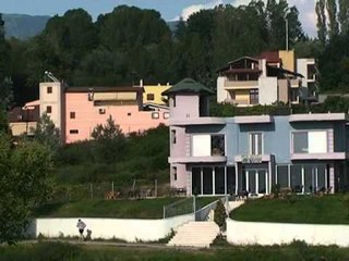 VETEVARET ADOLOSHENTJA VAJZA ZBULOHET NGA PRINDERIT NE APARTAMENTIN E TYRE LAJM