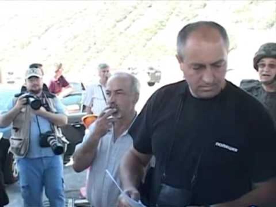 SERBET NE PROTESTE KUNDER HAPJES SE ZYRES ADMINISTRATIVE NE VERI LAJM