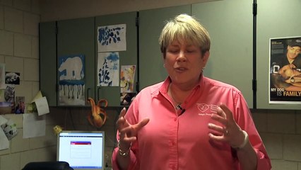 Petit pitbull adopté par une chatte