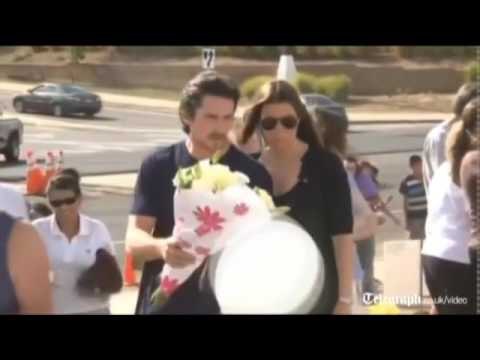 YLLI I “BATMAN” CHRISTIAN BALE VIZITON VENDNGJARJEN NE AURORA COLORADO LAJM