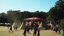 Des festivaliers se jettent dans une mini-tornade de sable !