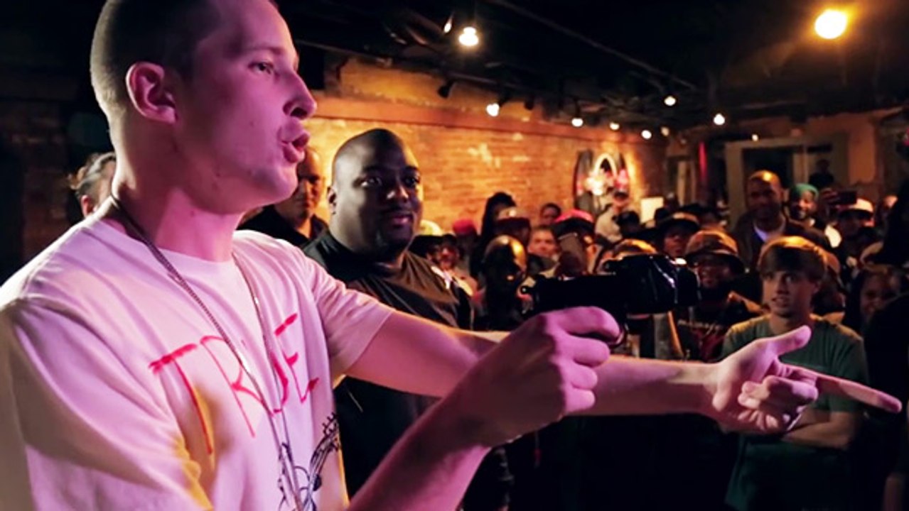 Un rappeur sort un flingue pendant un battle de rap