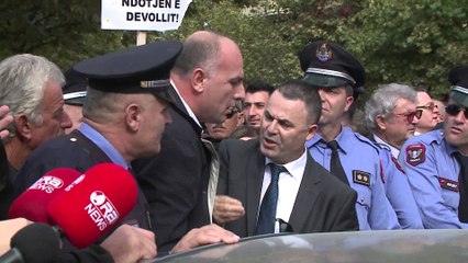 PROTESTE E FERMEREVE PARA PARLAMENTIT