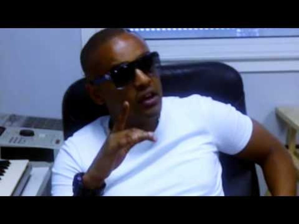 ALONZO EN SEANCE DE DEDICACES AU BUZZ MAG DE LYON LE 9 JUIN